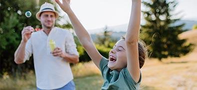 Père et enfant heureux dans un champ