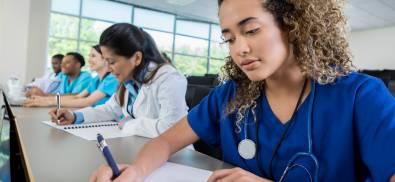 Groupe de personne lors d'un cours infirmier 