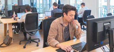 Homme qui travaille sur son ordinateur conseil