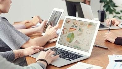 équipe travaillant sur des données client