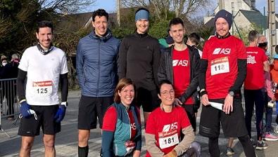 Equipe de runners ASI devant l'arche de départ