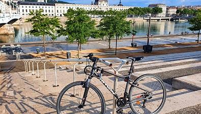 vue d'un vélo devant la ville de Lyon