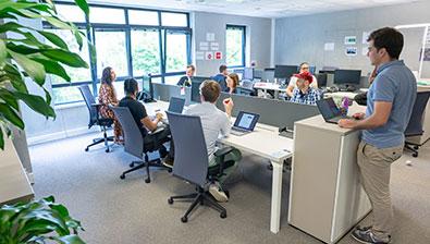 Personnes en réunion dans un open space 