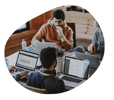 Equipe travaillant ensemble sur un projet de développement web