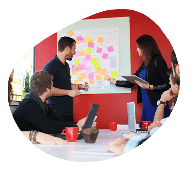 Equipe projet travaillant sur un projet de transformation en agilité